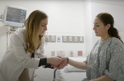 Кодирование Аквилонг в Солнечногорске Врач держит пациентку за руку