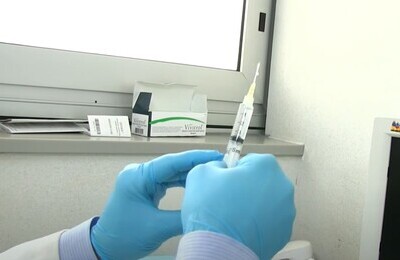 Проведение кодирования Вивитролом в Солнечногорске Шприц с Вивитролом в руках у врача